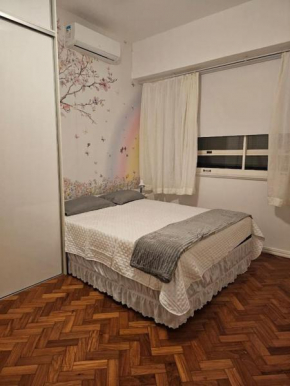Quarto Privado com AC, 50 mts da praia Copacabana